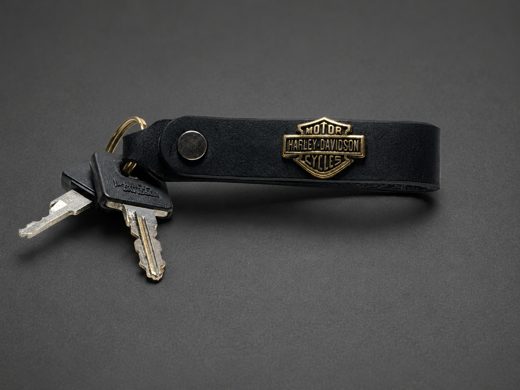 Biker Style Leather Keychain – Handmade Motorcycle Keyring with Metal Badge