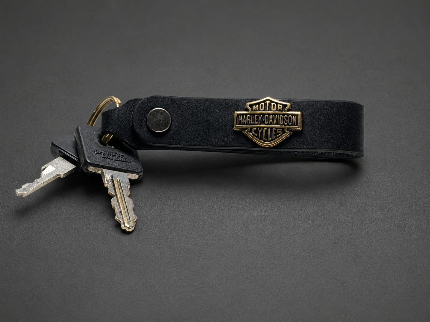 Biker Style Leather Keychain – Handmade Motorcycle Keyring with Metal Badge