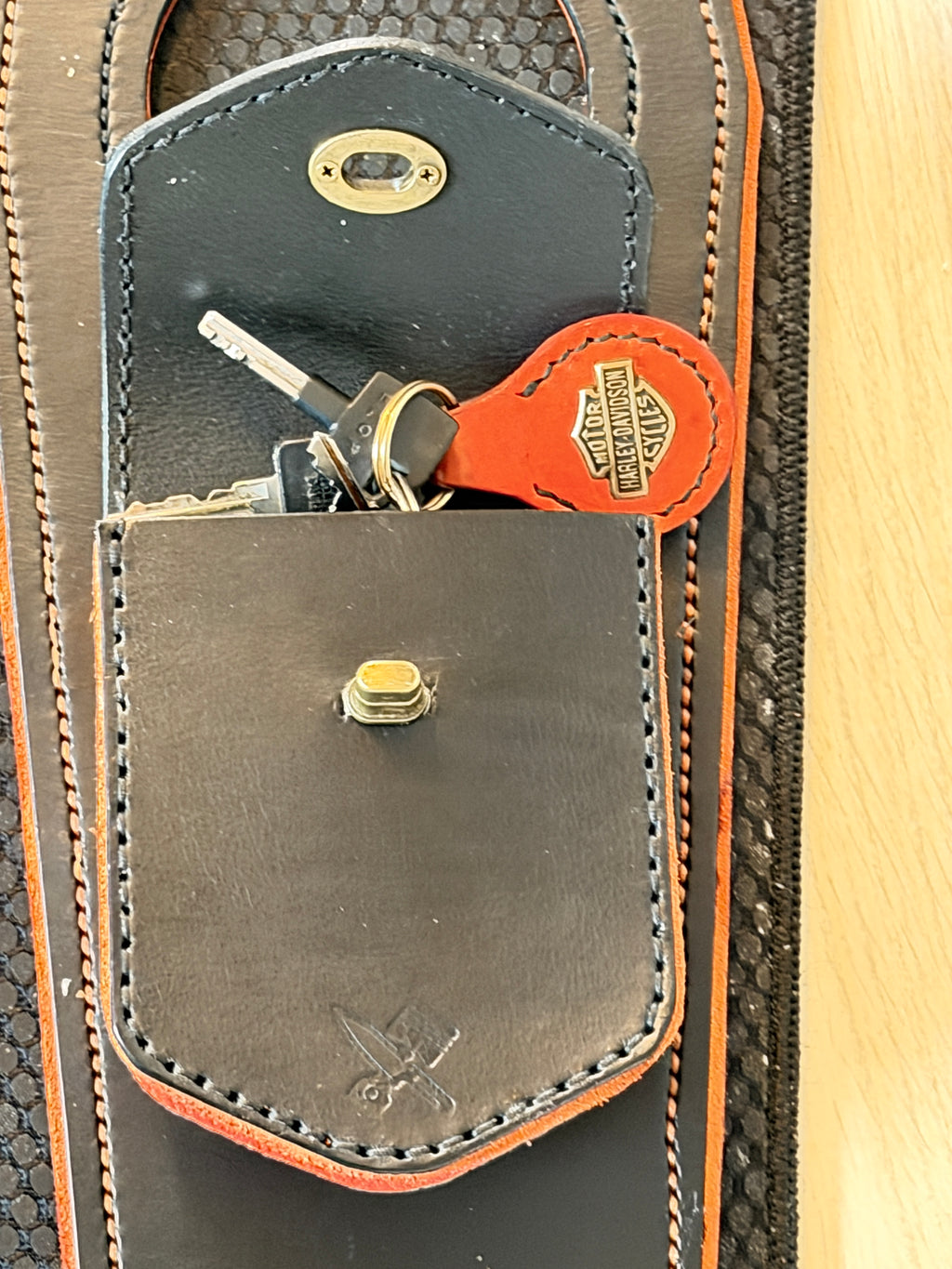 Handmade Leather Tank Bib for Harley-Davidson Sportster 883 – Utility Pocket &amp; Contrast Stitching
