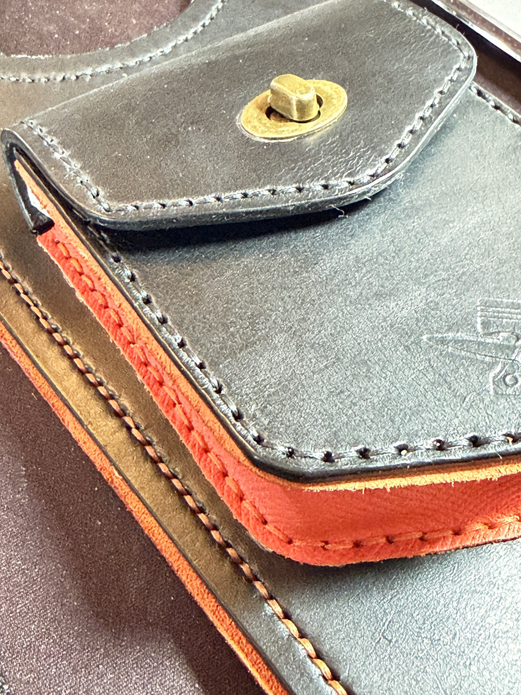 Handmade Leather Tank Bib for Harley-Davidson Sportster 883 – Utility Pocket &amp; Contrast Stitching