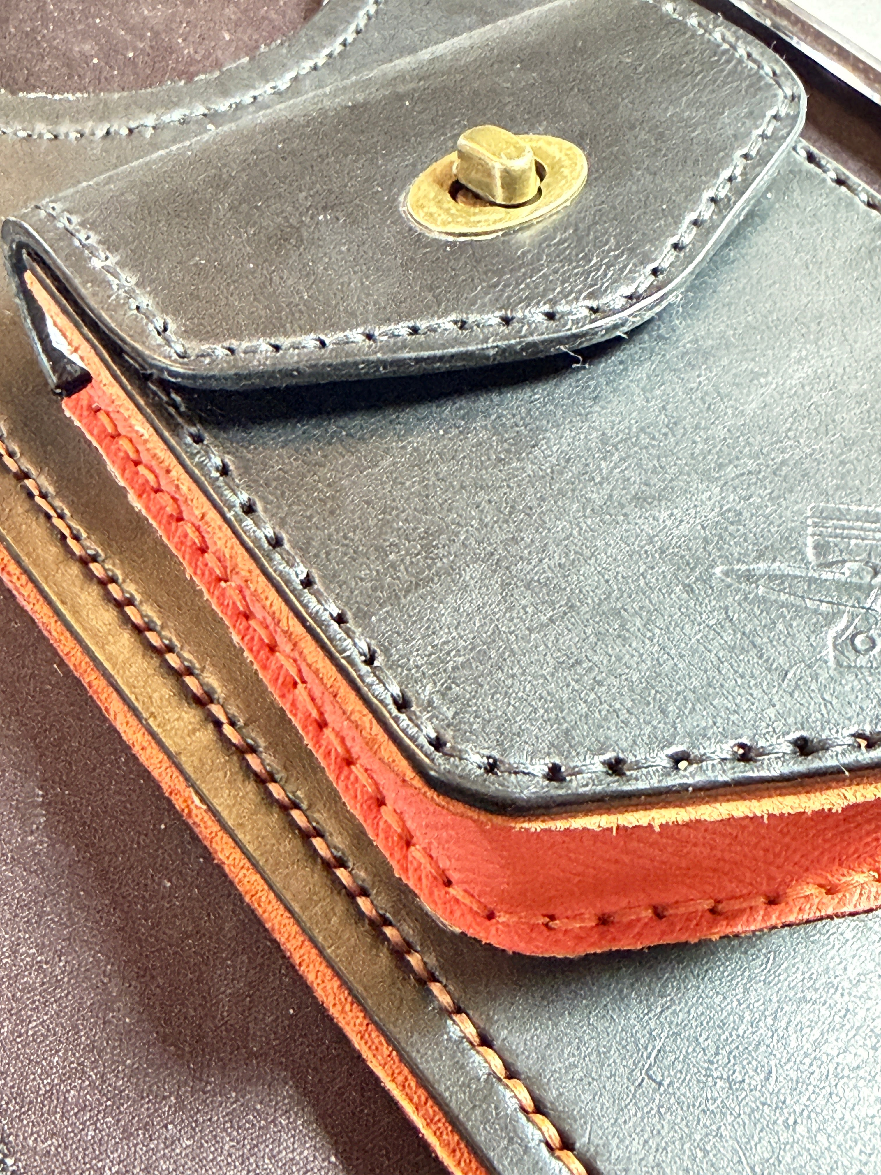Handmade Leather Tank Bib for Harley-Davidson Sportster 883 – Utility Pocket &amp; Contrast Stitching