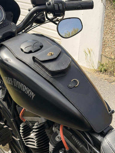 Handmade Leather Tank Bib for Harley-Davidson Sportster 883 – Utility Pocket &amp; Contrast Stitching