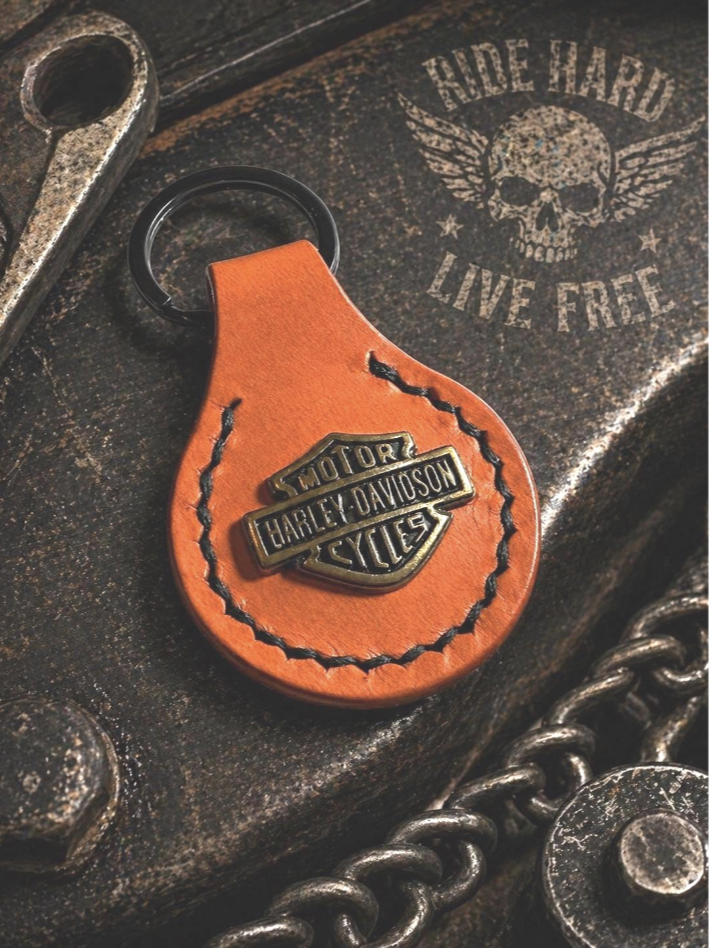 Biker Style Leather Keychain – Handmade Motorcycle Keyring with Metal Badge